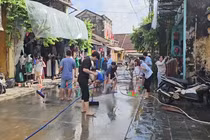 Nước lũ rút dần, dân Hội An lại cấp tập dọn bùn non