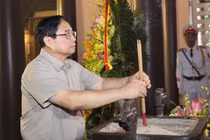 Thủ tướng dâng hương tại Khu Văn hóa tưởng niệm Bác Hồ ở Thanh Hóa