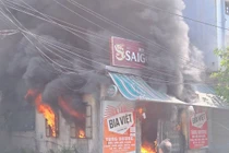 Hiện trường vụ cháy lớn thiêu rụi quán cháo gà ở Đồng Hới