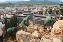  Đà Nẵng: Sạt lở nghĩa trang, hơn 1.000 chiến sĩ tham gia tìm mộ