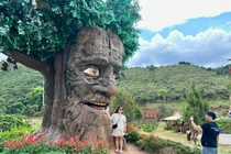 Độc đáo các bức tượng cử động được ở Thung lũng các vị thần
