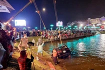 Đà Lạt: Ô tô lao xuống hồ Xuân Hương khiến 2 người tử vong