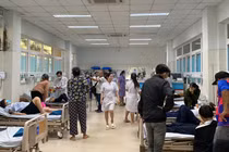 Toàn cảnh vụ hàng chục học sinh Quảng Ngãi nhập viện nghi do ăn thạch “lạ“