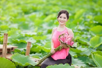 Thiếu nữ Hà Thành đẹp dịu dàng bên hoa sen hồ Tây