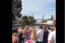  Leo qua cầu từ du thuyền, người đàn ông nhận cái kết bất ngờ