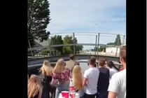  Leo qua cầu từ du thuyền, người đàn ông nhận cái kết bất ngờ