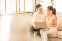 Chồng định mua nhà tặng bố mẹ, tôi cũng muốn tặng bố mẹ mình