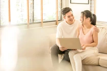 Chồng định mua nhà tặng bố mẹ, tôi cũng muốn tặng bố mẹ mình