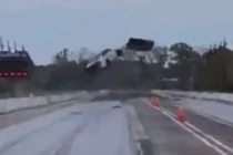 Clip: Xe đua đang chạy bị nhấc bổng lên không như phim hành động