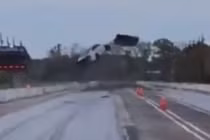 Clip: Xe đua đang chạy bị nhấc bổng lên không như phim hành động