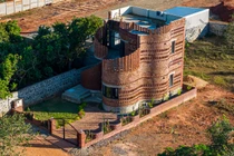 Độc đáo ngôi nhà gạch tạo hình uốn lượn như những con sóng biển