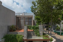 Độc đáo ngôi nhà không sơn trát như một hệ sinh thái nhỏ