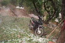 Người dân hoảng loạn vì mưa đá, dông lốc làm tốc mái nhà