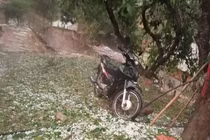 Người dân hoảng loạn vì mưa đá, dông lốc làm tốc mái nhà