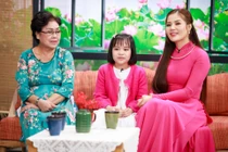 Đưa con riêng về ra mắt, biểu hiện của mẹ chồng thật xúc động 