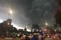 Hà Nội mưa dông bất ngờ lúc tan làm, trời như đêm tối
