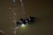 Quảng Trị: Ô tô lao xuống sông lúc rạng sáng, tài xế mắc kẹt trong xe