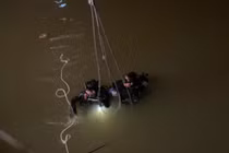 Quảng Trị: Ô tô lao xuống sông lúc rạng sáng, tài xế mắc kẹt trong xe