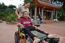 Lời cầu hôn bên cửa tử và người vợ cả đời cõng chồng, dỗ cho ăn