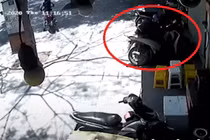 Video: 2 thanh niên phối hợp trộm xe máy trên vỉa hè