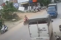 Video: Mất lái, xe tải lao thẳng vào xe khác gây tai nạn liên hoàn