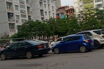 Khu vực sân chơi của toà chung cư cung bị chiếm trái phép để trông giữ xe