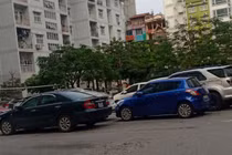 Khu vực sân chơi của toà chung cư cung bị chiếm trái phép để trông giữ xe