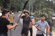 Bắt 5 đối tượng vụ cầm dao chém ô tô trước mặt công an ở Hòa Bình