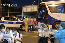 Tin sáng 23/4: Ô tô cảnh sát tông xe khách ở quận Phú Nhuận