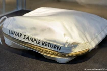 Số phận lạ lùng của túi bụi Mặt Trăng tàu Apollo 11 mang về