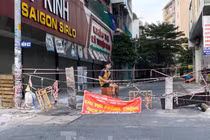 Muôn kiểu giăng dây chống dịch trước các con hẻm ở Sài Gòn