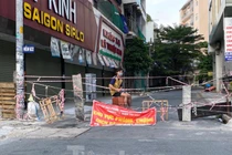 Muôn kiểu giăng dây chống dịch trước các con hẻm ở Sài Gòn