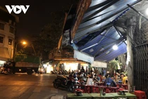 Vỉa hè ở Hà Nội bị hàng ăn chiếm dụng, không còn chỗ dành cho người đi bộ