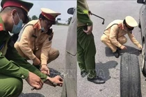 CSGT giúp mua xăng, thay lốp ô tô cho người dân trên cao tốc Nội Bài – Lào Cai