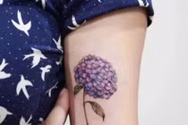 Video: Cô gái yêu cầu một hình xăm bông hoa đẹp và cái kết