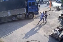 Video: Bàng hoàng cảnh 2 tài xế đuổi chém nhau trên quốc lộ