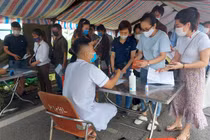 Thiếu giấy thông hành COVID-19, nhiều người "mắc kẹt" tại cầu Bạch Đằng