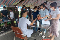 Thiếu giấy thông hành COVID-19, nhiều người "mắc kẹt" tại cầu Bạch Đằng