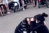 Xuất hiện clip 2 nữ sinh ở Huế đánh nhau “xem ai thắng, ai thua“