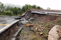 Hãi hùng QL 15D bị phá hủy như động đất, Quảng Trị họp khẩn