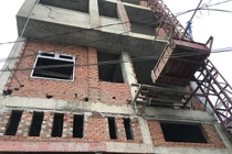 Sập giàn giáo ở TP.HCM, khiến 3 người bị thương