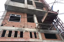 Sập giàn giáo ở TP.HCM, khiến 3 người bị thương