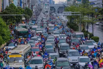 Trời mưa, đường Hà Nội ken cứng ô tô, xe máy, nhích từng chút một 