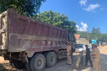 Quảng Bình: Đồng loạt ra quân xử lý xe vi phạm quá khổ, quá tải