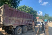 Quảng Bình: Đồng loạt ra quân xử lý xe vi phạm quá khổ, quá tải