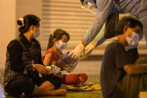 TP.HCM vắng lặng nhưng đầy ắp tình người trong những ngày giãn cách