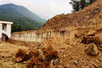 Đồi nứt toác, hàng trăm học sinh phải sơ tán tránh thảm họa