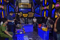 Bắt nhóm “nam thanh nữ tú” bay lắc điên cuồng trong quán karaoke