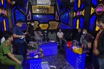 Bắt nhóm “nam thanh nữ tú” bay lắc điên cuồng trong quán karaoke