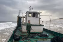 Cận cảnh tàu “lạ” trôi dạt vào bờ biển miền Trung